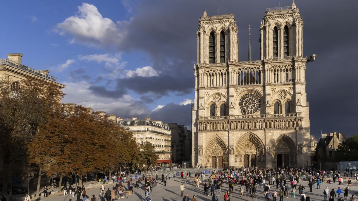 Fotky: V Paříži otevřeli opravené věže Notre-Dame, přes šest let od požáru